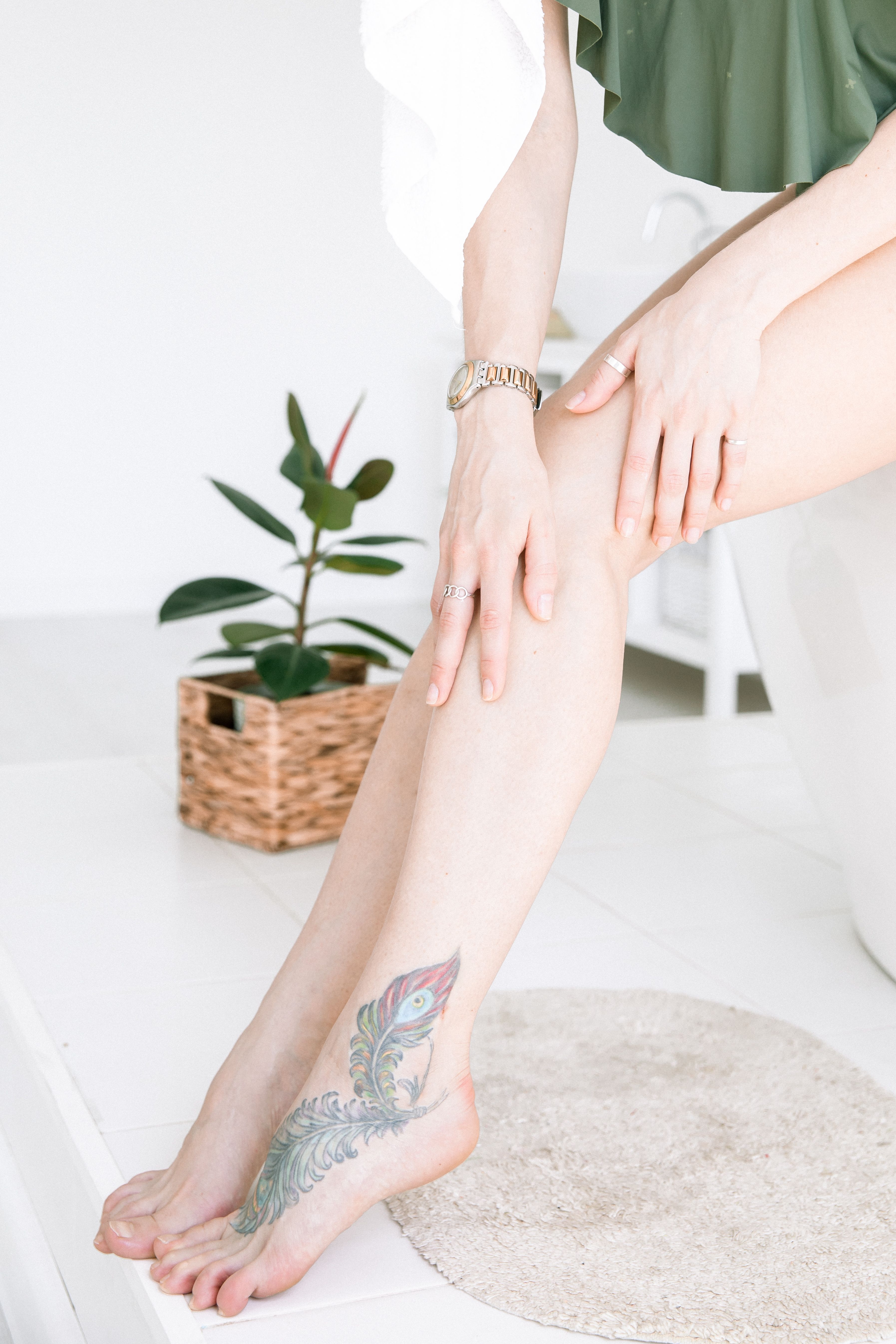 Aplicação de pomada no aftercare de tatuagem no tornozelo